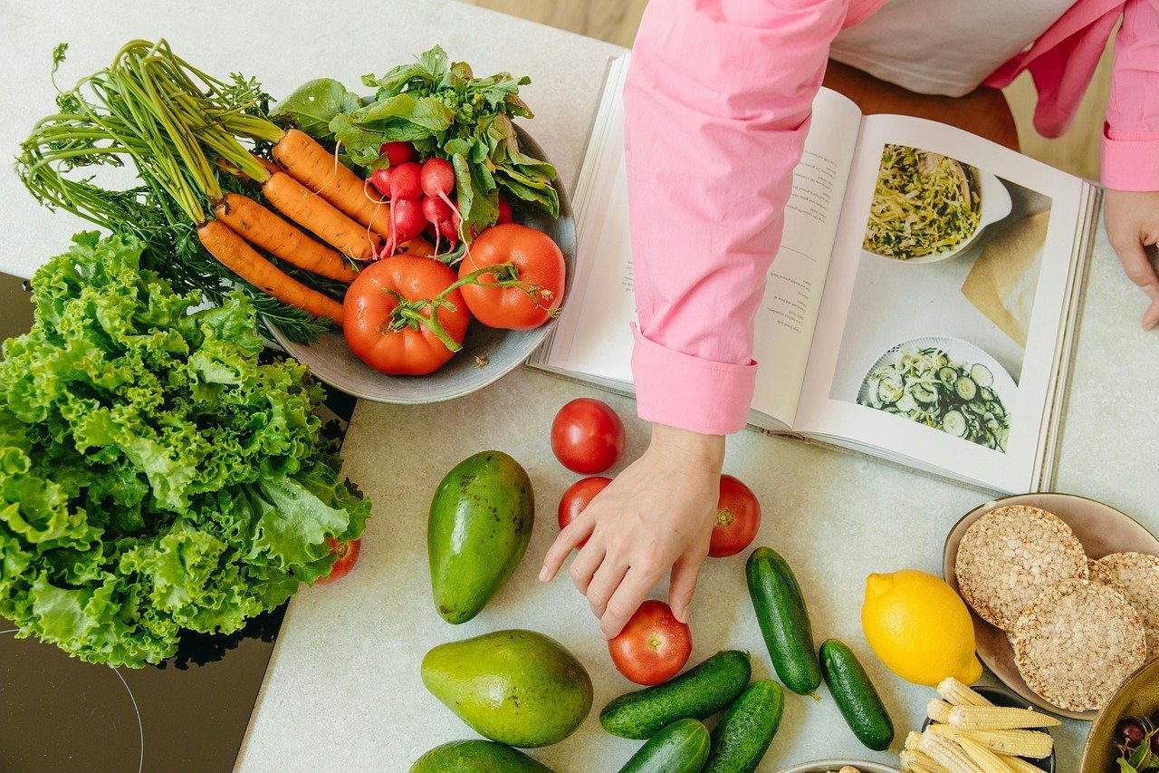 Mise en place: preparación previa que se debe realizar antes de comenzar a cocinar. Varios tipos de verduras listos para preparar una receta.